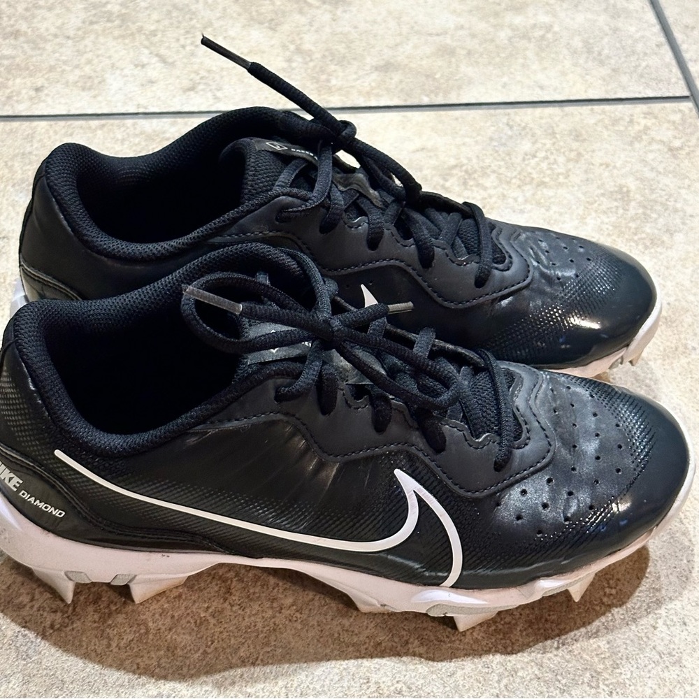 Baseball cleats